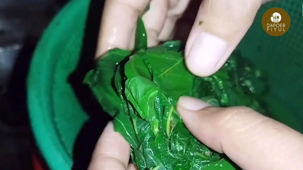 Trik merebus daun singkong agar empuk dan tetap hijau dalam 5 menit, cuma tambah 1 bahan dapur
