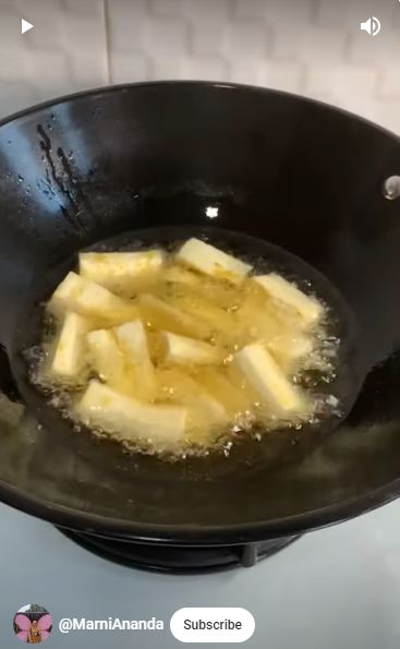 Tak perlu direbus atau dikukus dulu, ini trik goreng singkong agar empuk dan renyah maksimal