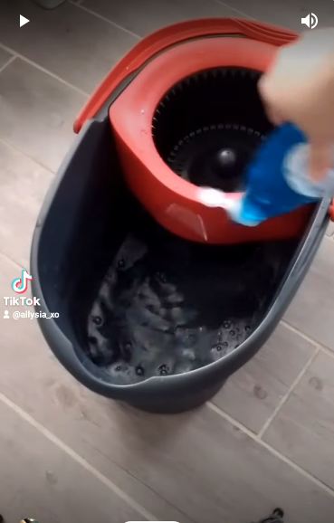 Tanpa sitrun atau cuka, ini cara cuci kain pel kumal dan hitam agar kembali bersih kesat