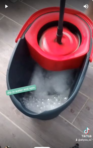 Tanpa sitrun atau cuka, ini cara cuci kain pel kumal dan hitam agar kembali bersih kesat