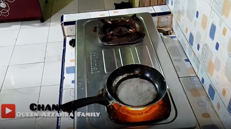 Bukan pakai baking soda dan sitrun, ini cara bersihkan kerak di pantat teflon dengan 2 bahan dapur