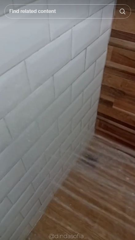 Tanpa disikat, ini trik ampuh dan cepat basmi kerak kuning di keramik kamar mandi pakai 1 bahan dapur