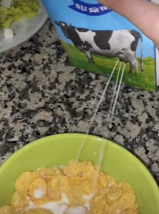 Potret kocak cara minum susu  Berbagai sumber