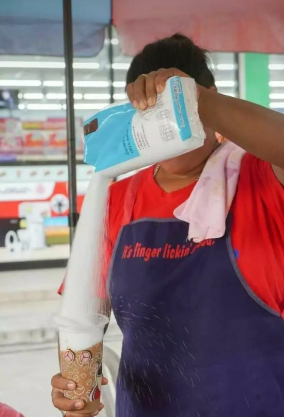 Potret kocak cara minum susu  Berbagai sumber
