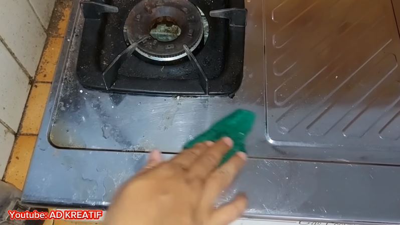 Tanpa baking soda, ini cara bersihkan permukaan kompor kotor dan berminyak pakai 2 bahan dapur