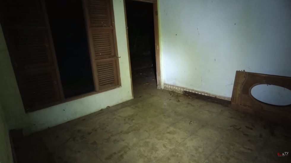 Mirip hunian film horor, 11 potret rumah adat Betawi milik Mandra 15 tahun terbengkalai bikin miris
