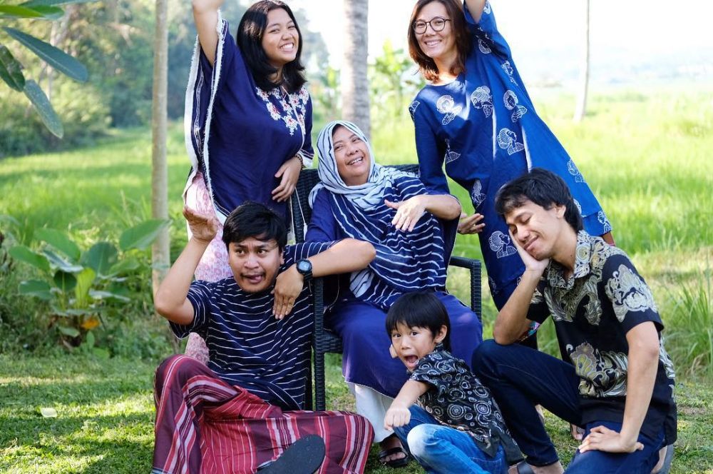 kesederhanaan Eross Chandra dan keluarga © Instagram