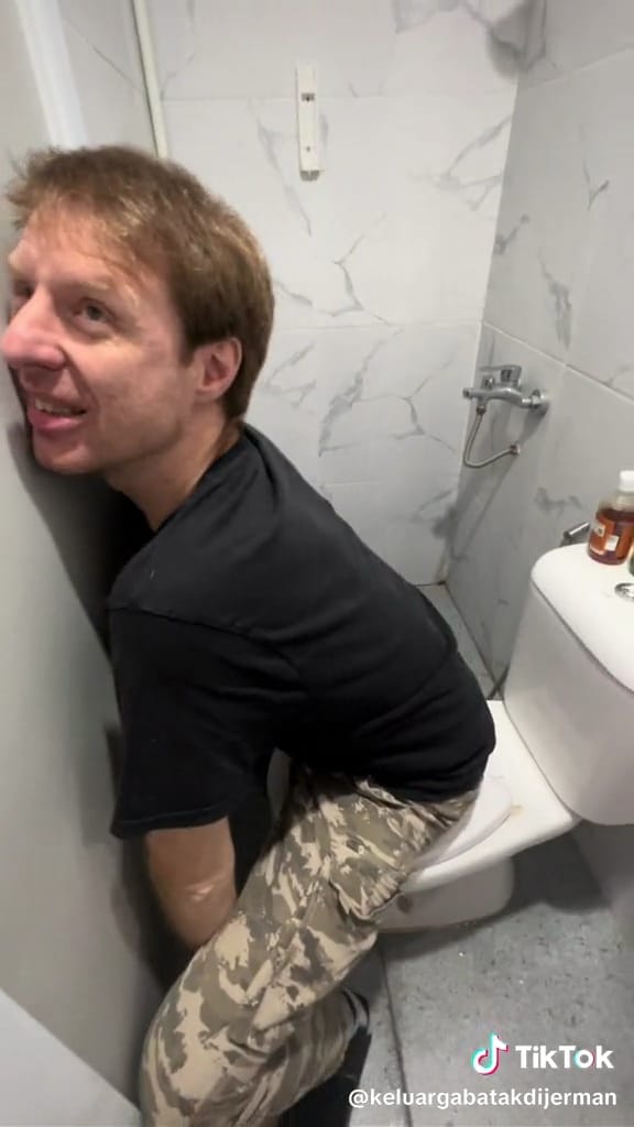 Posisi nyeleneh toilet duduk © TikTok
