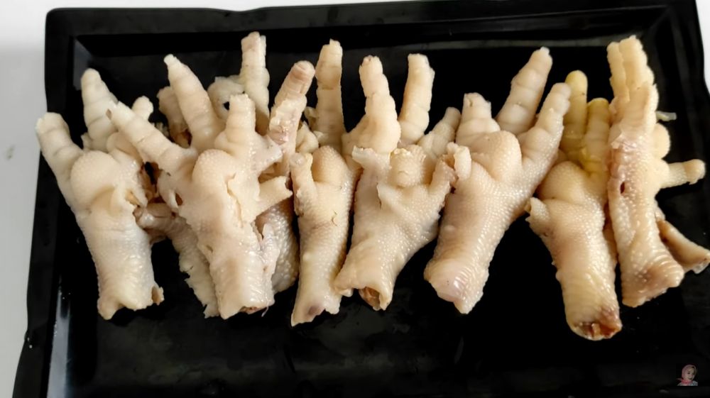 Bukan pakai baking soda, begini trik mudah memisahkan ceker ayam dari tulangnya