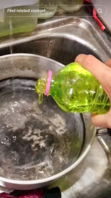 Tanpa detergen dan air panas, ini cara cuci kain lap yang bau apek dan berminyak pakai 2 bahan dapur
