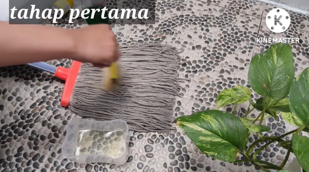 Cara mencuci kain pel dekil kusam jadi putih lagi tanpa direndam semalaman, cukup tambah 3 bahan dapur