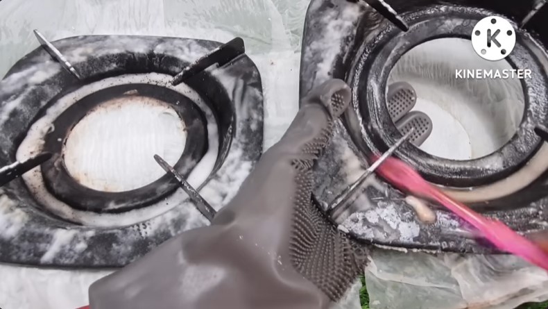 Tanpa sitrun atau air panas, ini trik bersihkan kerak membandel di tungku kompor pakai 2 bahan dapur