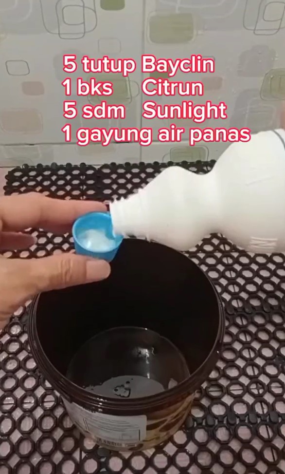 Hanya ditambah 1 bahan dapur, ini cara bersihkan noda kuning bandel keramik kamar mandi tanpa disikat