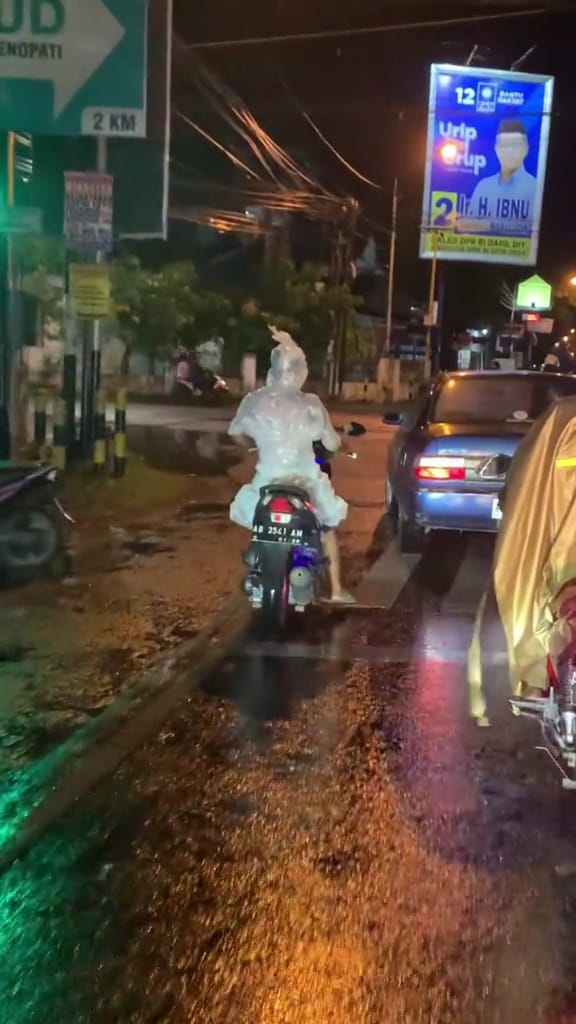 Paket berjalan di lampu merah © TikTok