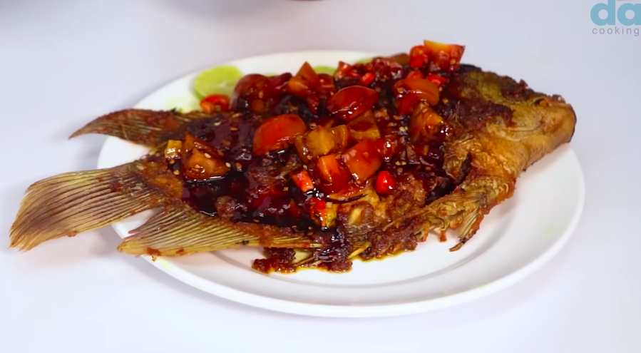 Tanpa dialasi daun pisang, ini trik bakar ikan di teflon agar matang merata dan tak lengket