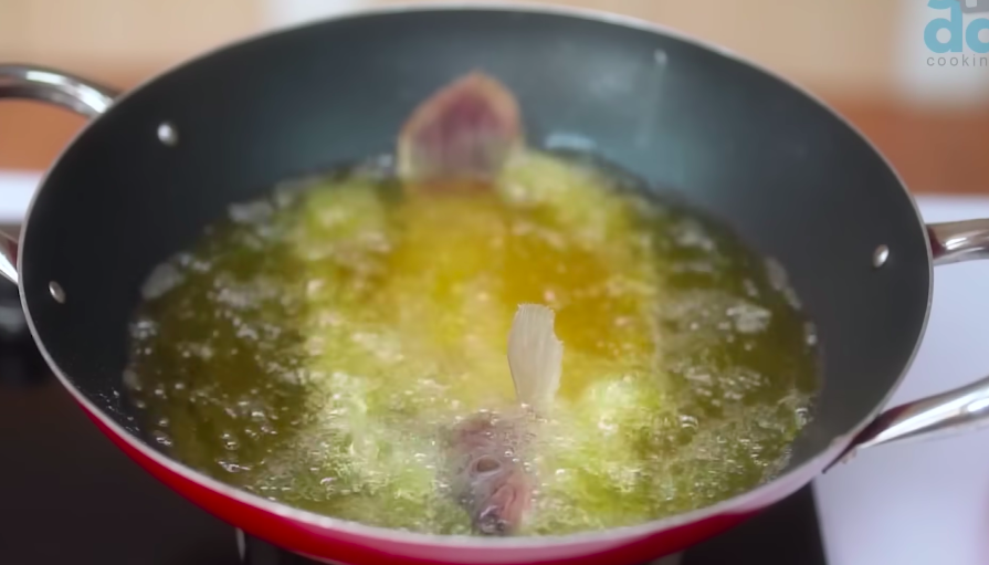 Tanpa dialasi daun pisang, ini trik bakar ikan di teflon agar matang merata dan tak lengket