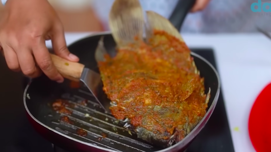 Tanpa dialasi daun pisang, ini trik bakar ikan di teflon agar matang merata dan tak lengket