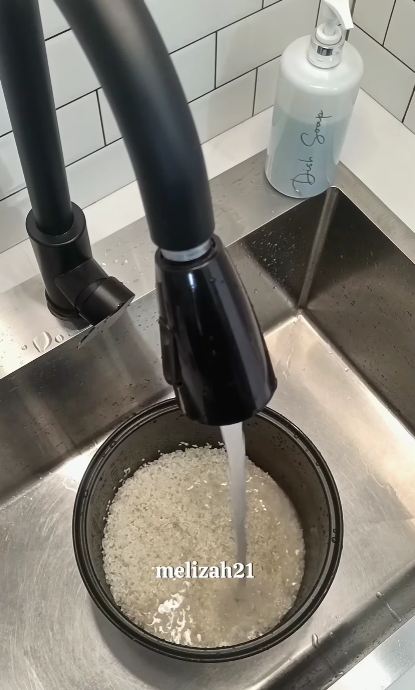 Tanpa minyak goreng, ini trik menanak nasi agar tak berkerak dan antibasi hingga 2 hari di rice cooker
