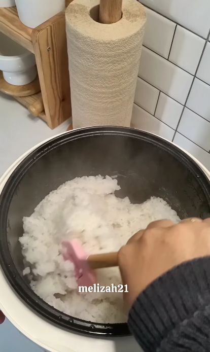 Tanpa minyak goreng, ini trik menanak nasi agar tak berkerak dan antibasi hingga 2 hari di rice cooker