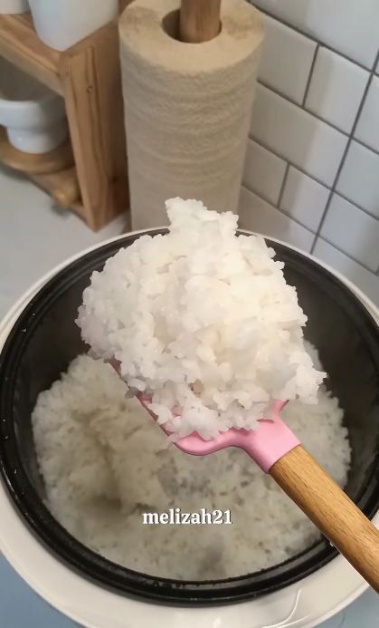 Tanpa minyak goreng, ini trik menanak nasi agar tak berkerak dan antibasi hingga 2 hari di rice cooker