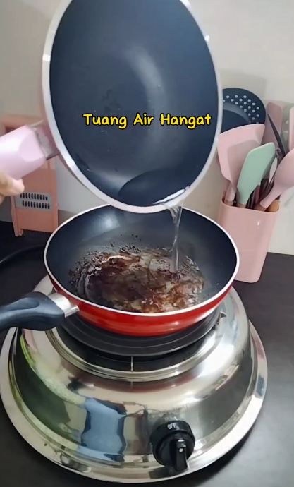 Tak perlu disikat, ini trik bersihkan noda gosong di wajan antilengket pakai 1 bahan dapur