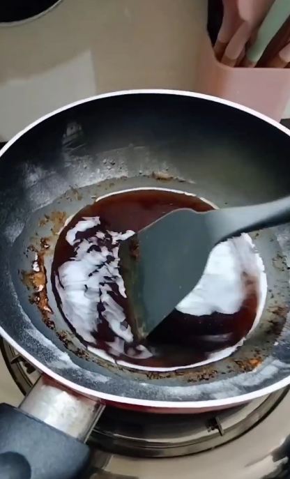 Tak perlu disikat, ini trik bersihkan noda gosong di wajan antilengket pakai 1 bahan dapur