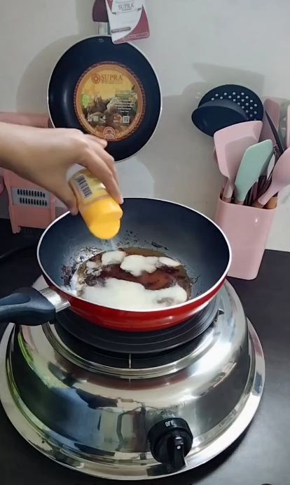 Tak perlu disikat, ini trik bersihkan noda gosong di wajan antilengket pakai 1 bahan dapur