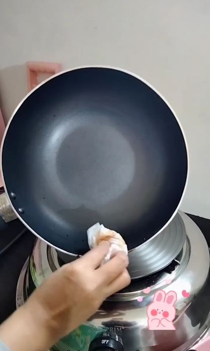 Tak perlu disikat, ini trik bersihkan noda gosong di wajan antilengket pakai 1 bahan dapur