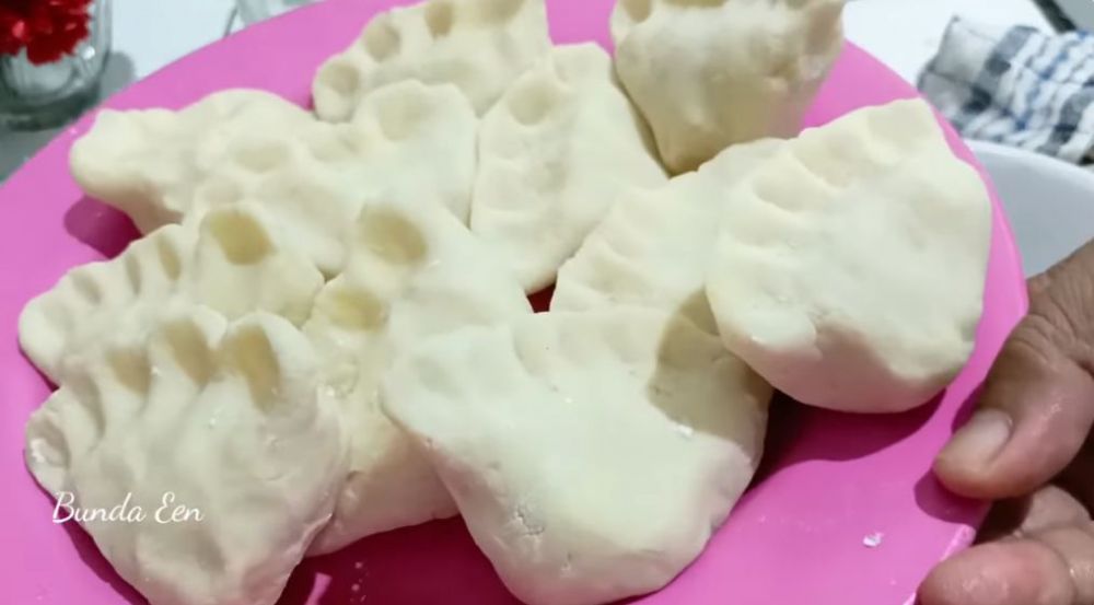 Tanpa direbus dulu, ini trik goreng pempek agar matang merata, tak meletup, dan antilengket di wajan