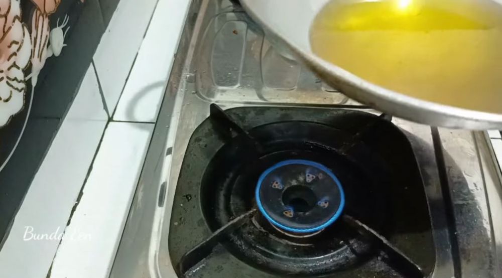 Tanpa direbus dulu, ini trik goreng pempek agar matang merata, tak meletup, dan antilengket di wajan