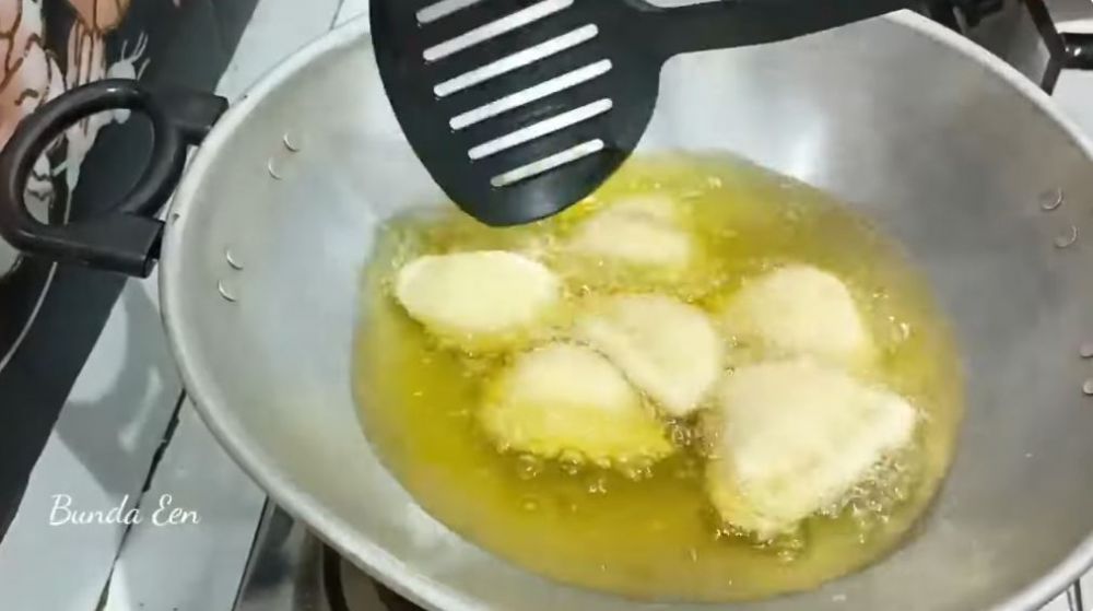 Tanpa direbus dulu, ini trik goreng pempek agar matang merata, tak meletup, dan antilengket di wajan