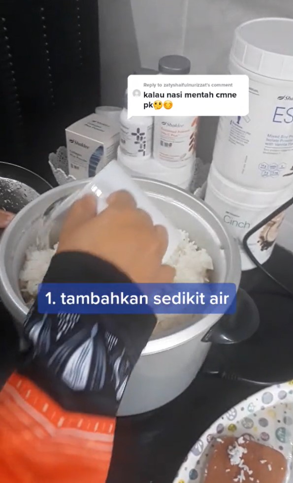 Bukan disiram air, ini trik sederhana mengatasi nasi keras kurang matang saat dimasak di rice cooker