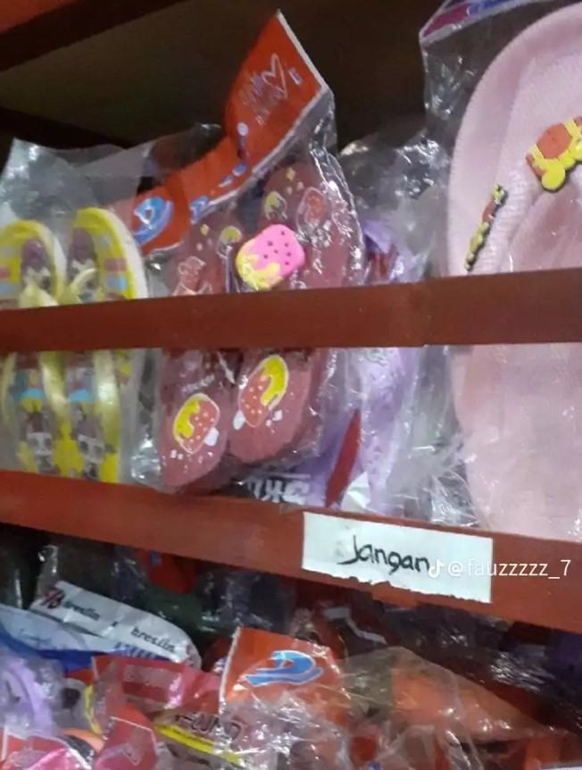 Tulisan warung bikin traveling  Berbagai sumber