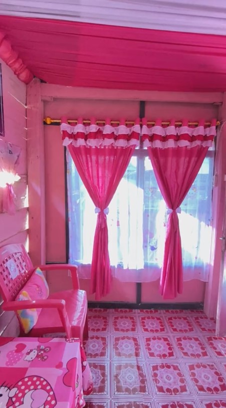 Rumah triplek serba pink desain plafonnya meriah berasa lagi kondangan, 11 potretnya ini bikin salfok