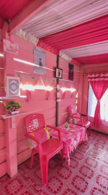 Rumah triplek serba pink desain plafonnya meriah berasa lagi kondangan, 11 potretnya ini bikin salfok