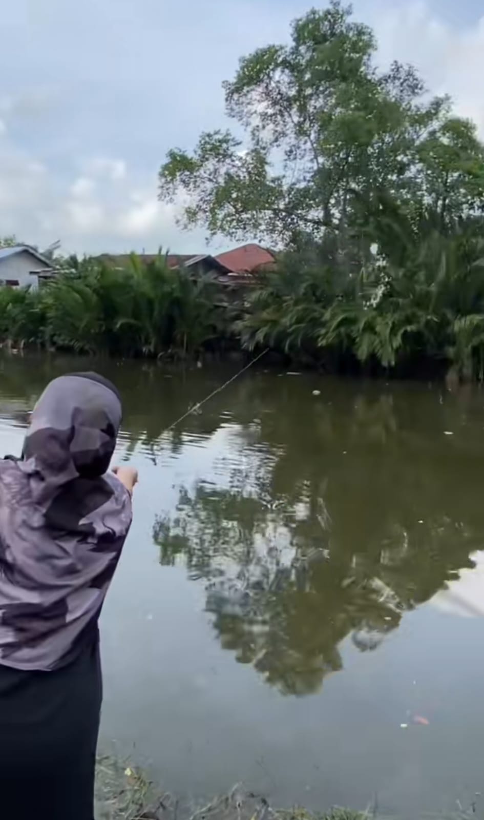 mancing pakai botol © TikTok mancing pakai botol © TikTok