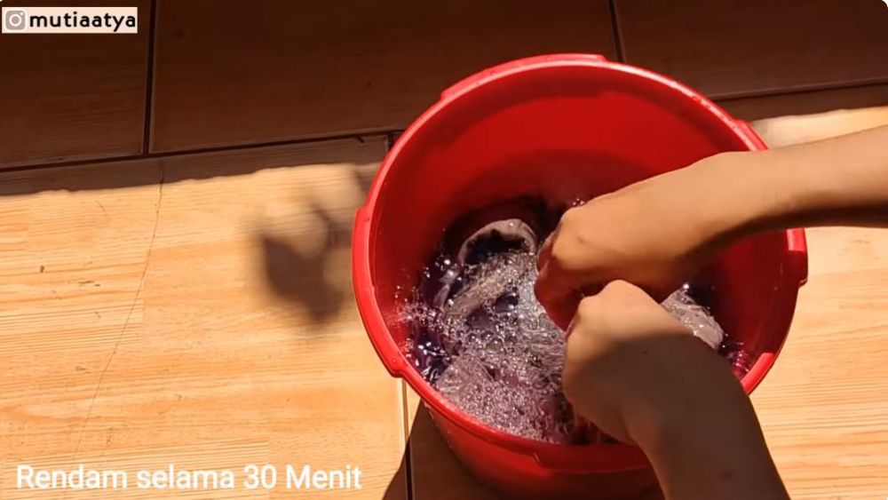 Tanpa ditaburi tepung, ini trik basmi noda minyak di baju agar bersih tak berbekas pakai 1 bahan dapur