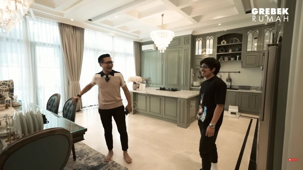 dapur mewah rumah Arie Untung  © 2024 brilio.net