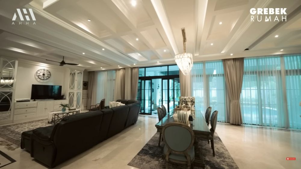 dapur mewah rumah Arie Untung  © 2024 brilio.net