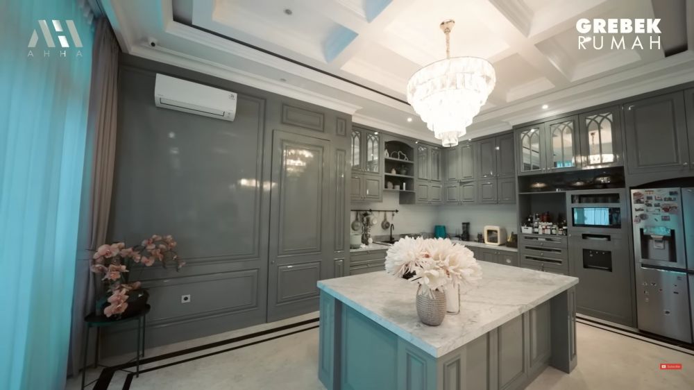dapur mewah rumah Arie Untung  © 2024 brilio.net