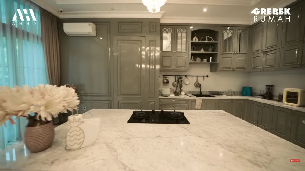 dapur mewah rumah Arie Untung  © 2024 brilio.net