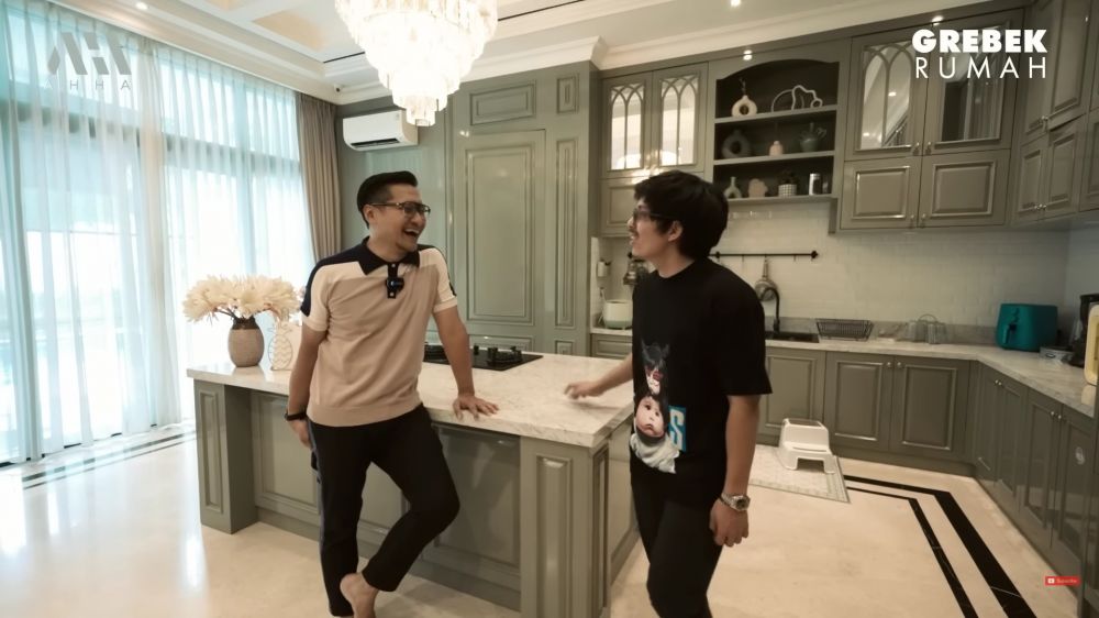 dapur mewah rumah Arie Untung  © 2024 brilio.net