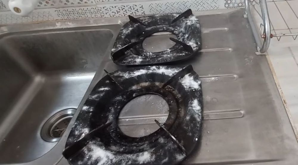 Tanpa direndam air panas, ini trik bersihkan tungku kompor penuh kerak dan lemak dengan 2 bahan dapur