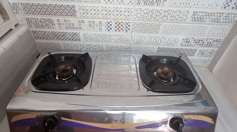 Tanpa direndam air panas, ini trik bersihkan tungku kompor penuh kerak dan lemak dengan 2 bahan dapur