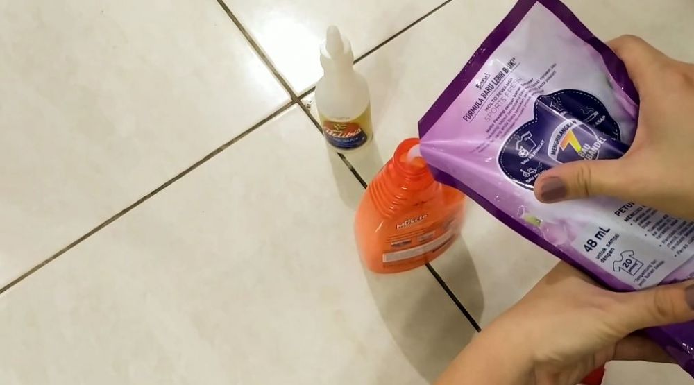 Tak perlu dijemur dulu, ini trik ampuh hilangkan bau pesing di kasur pakai 1 bahan dapur