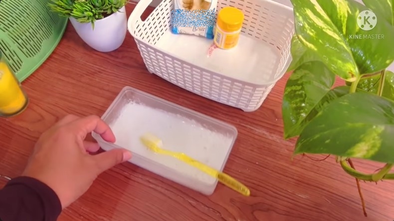 Tanpa sabun cuci piring, ini cara bersihkan kerak membandel di keramik kamar mandi pakai 2 bahan dapur