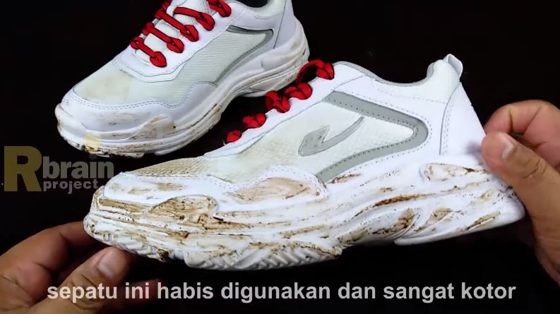 Tanpa perlu dijemur, ini cara agar sepatu kotor dekil jadi putih bersih lagi cuma tambah 1 bahan dapur