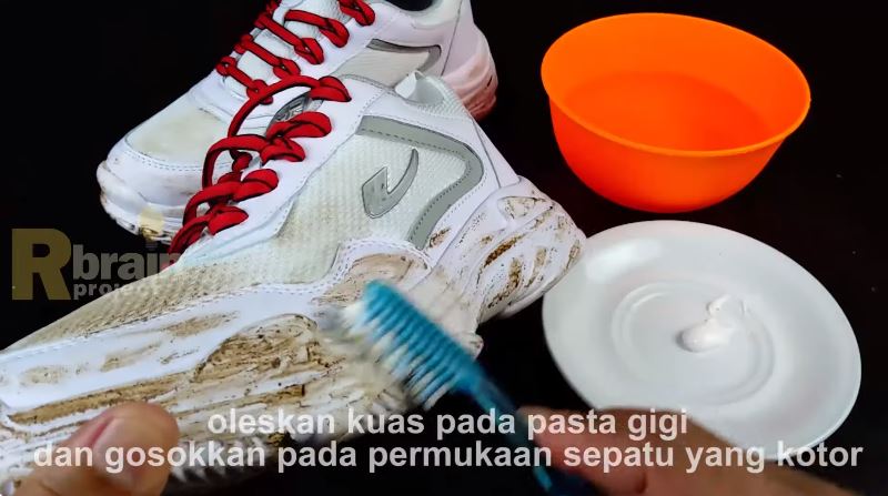 Tanpa perlu dijemur, ini cara agar sepatu kotor dekil jadi putih bersih lagi cuma tambah 1 bahan dapur