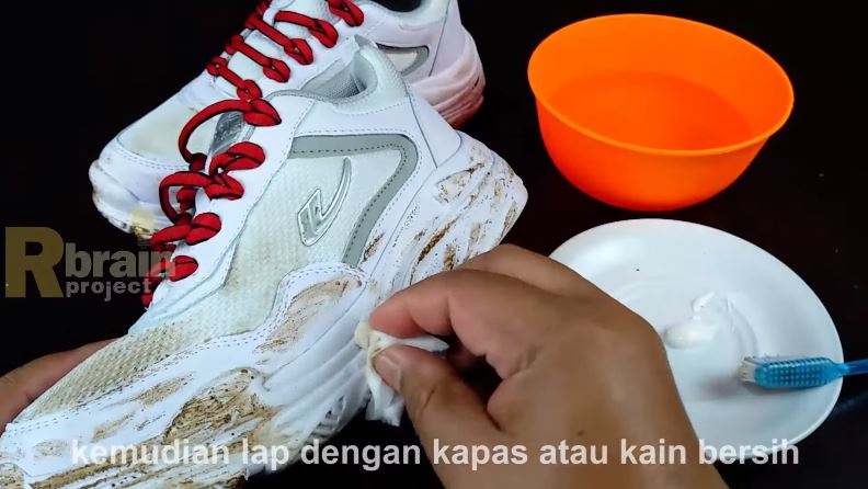 Tanpa perlu dijemur, ini cara agar sepatu kotor dekil jadi putih bersih lagi cuma tambah 1 bahan dapur