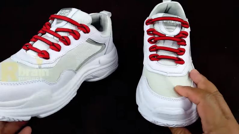 Tanpa perlu dijemur, ini cara agar sepatu kotor dekil jadi putih bersih lagi cuma tambah 1 bahan dapur